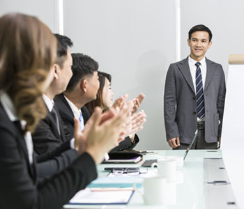 A man shows professional communication during a presentation-SL Hunter Speechworks